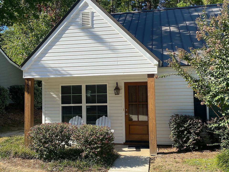 2nd image of 1609 Oxford Pl