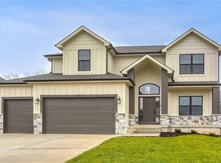 7065 NW Forest Lakes Dr, Parkville, MO 64152