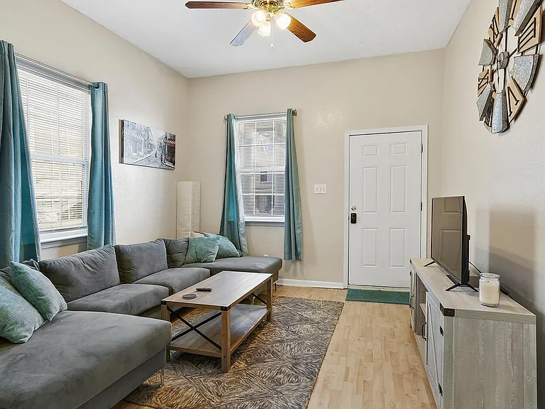 632 S Rendon St — Photo 3