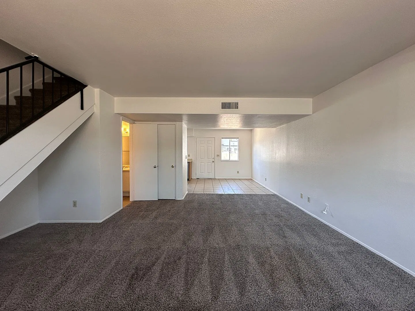 2 Bed 2 Bath Townhome Near The I-15 And Cheyenne — Photo 2