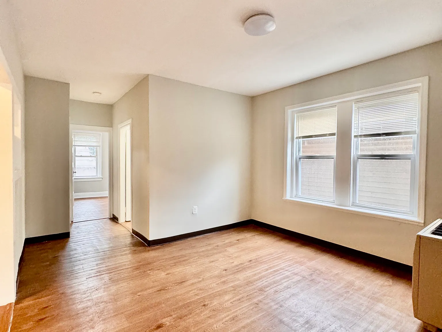 3 bed, 1000 sqft, $1,800 — Photo 2