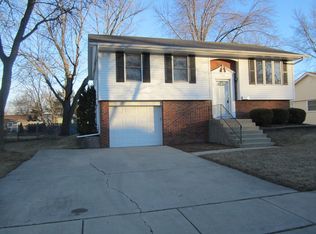 712 Ridge Cir, Streamwood, IL 60107