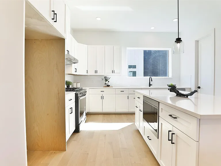 1020 W 15th 1/2 St #B — Photo 12