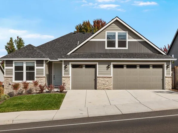 321 Arrowhead Trl, Eagle Point, OR 97524