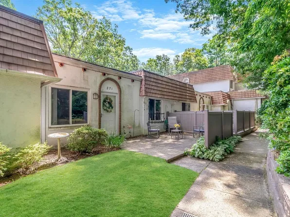 271 Brettonwoods Drive #271, Coram, NY 11727