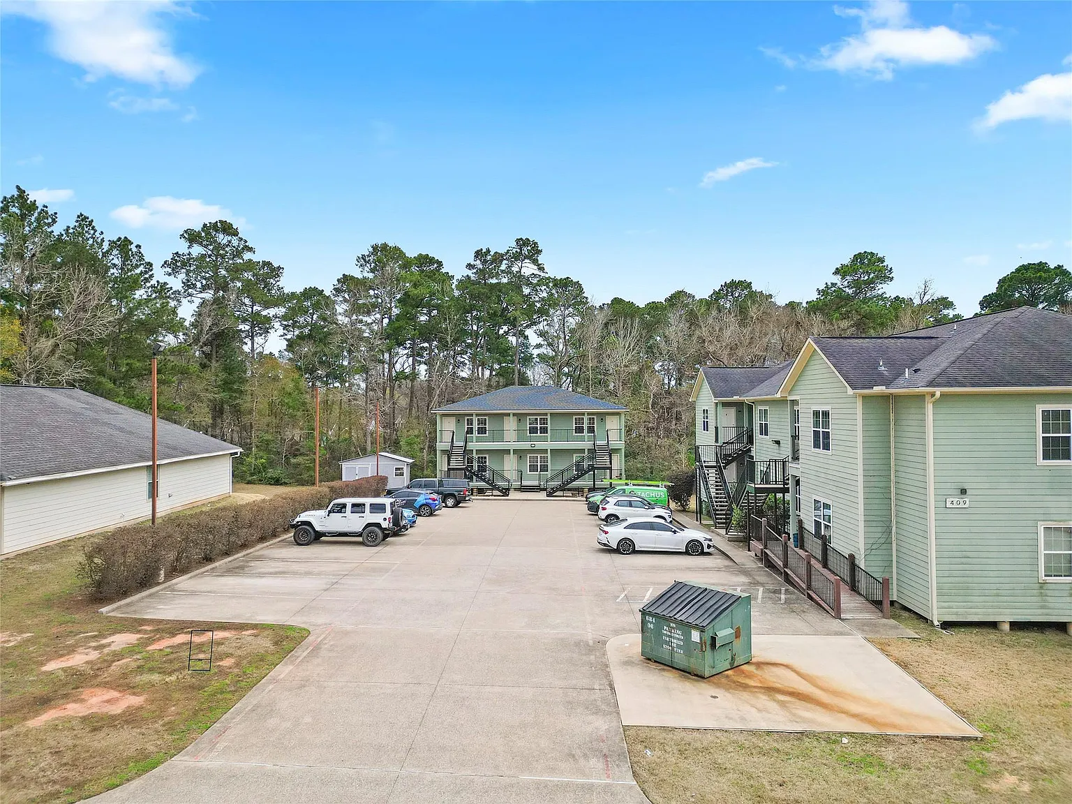 2 bed, 1.0 bath, 900 sqft, $1,050 — Photo 2