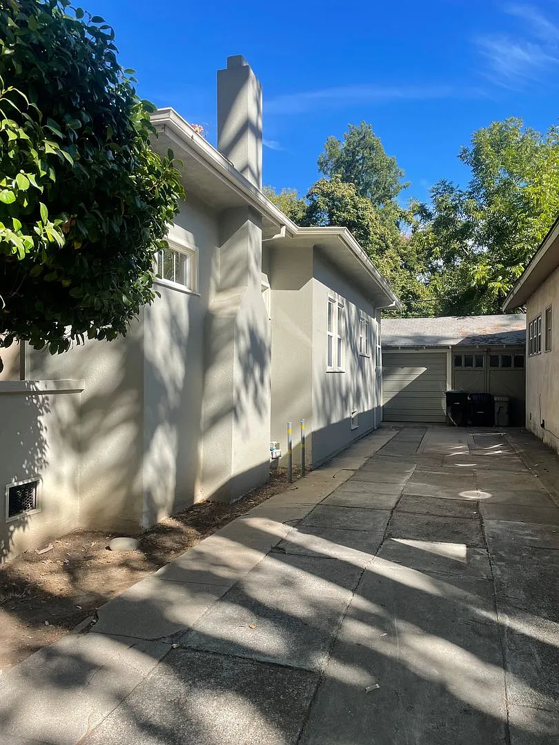 Single Family Home in Midtown w/Garage — Photo 3