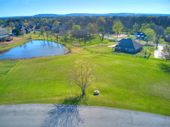 28 S Tall Chief Ave, Skiatook, OK 74070