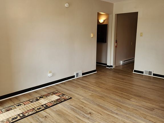 Livingroom with plank flooring