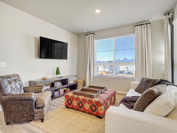 Living room

Your home-away-from-home for month-long stays, relocations, and work assignments.