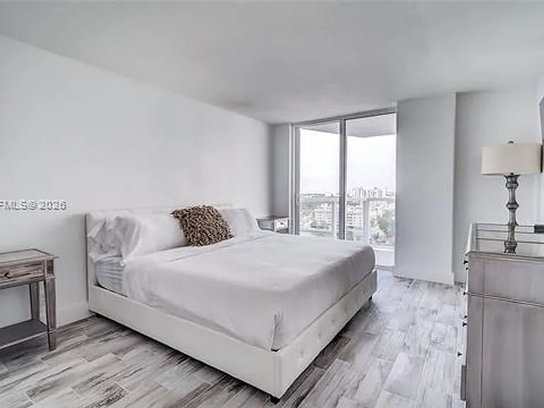 2401 Collins Ave #1410 — Photo 7