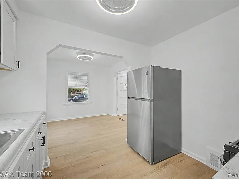 1670 Riverbank St — Photo 15