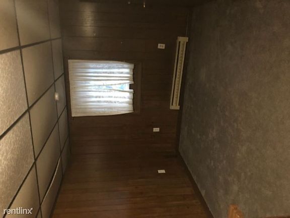 4th image of 831 Farmington Ave #1