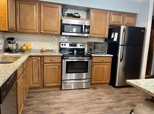 1352 Meadowcreek Dr APT E, Pewaukee, WI 53072