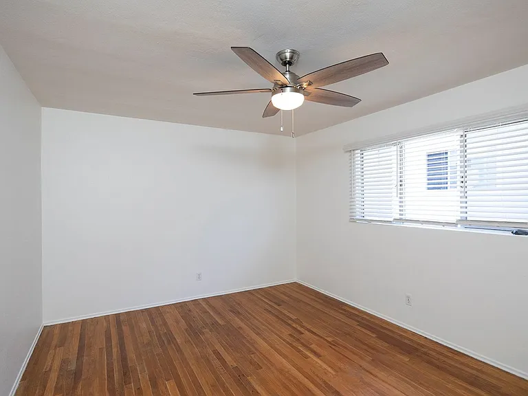 Talmadge Pacific Apartments — Photo 11