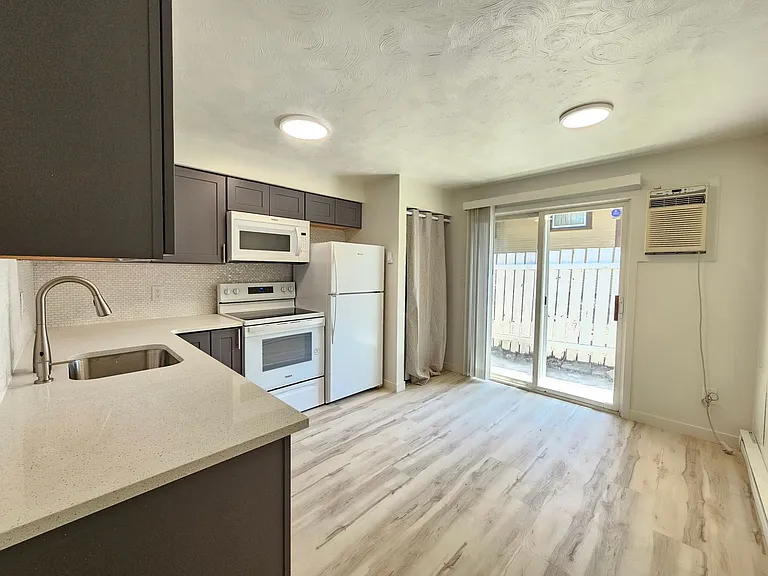 1105-1109 W 14th — Photo 13