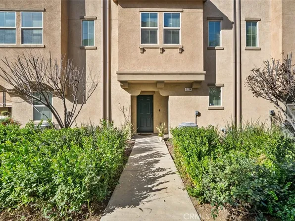 7214 N Chestnut Ln, Van Nuys, CA 91405