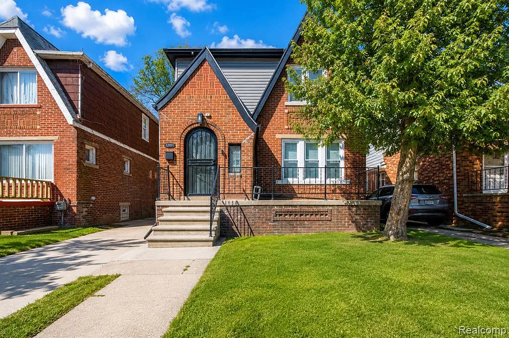 3 bed, 1.5 bath, 1319 sqft, $1,750 — Photo 1