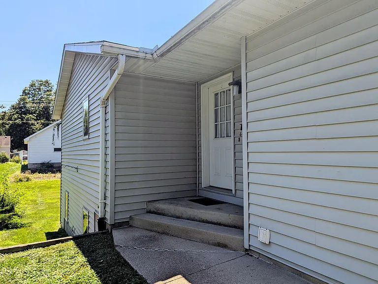 715 Lakeview Ave — Photo 2