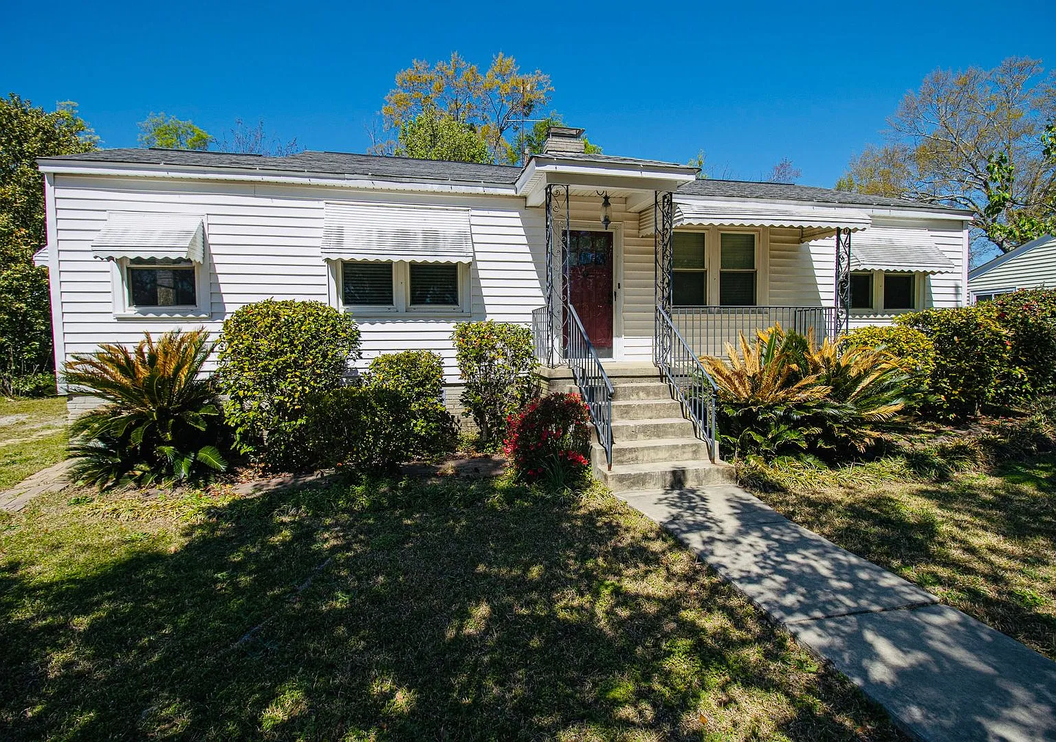 Charming 3 Bedroom, 1 Bath Bungalow — Photo 1