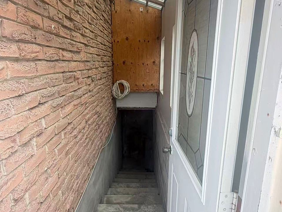 1st image of 8 Fullerton Cres #Basement