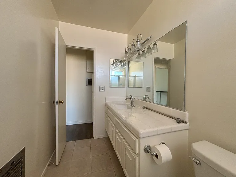 8740 Owensmouth Ave #10 — Photo 11