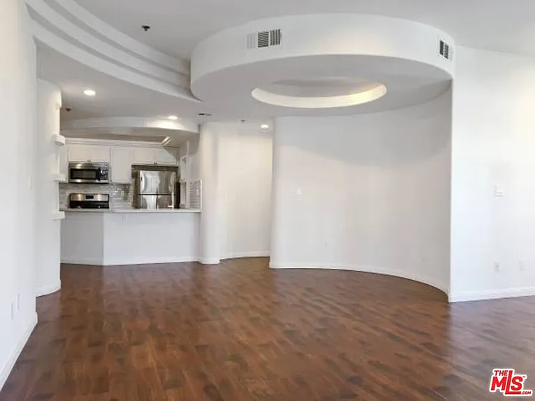 12712 Moorpark St #103 — Photo 6
