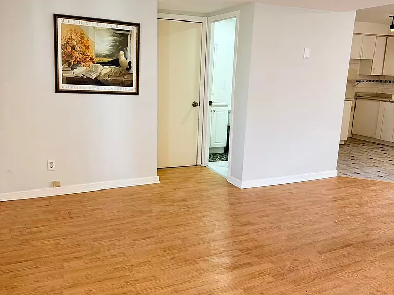 395 Loretta Cres #BACK — Photo 3