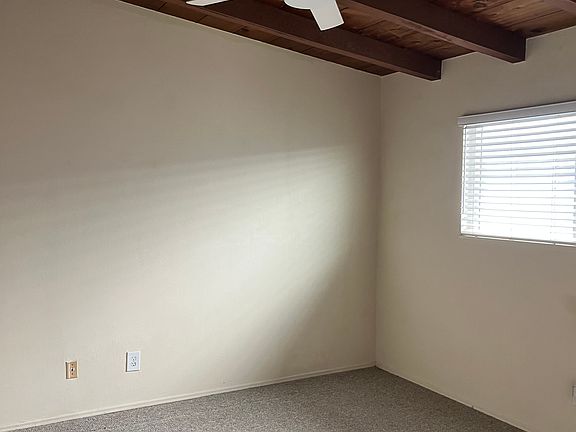 Bedroom with vaulted ceilng