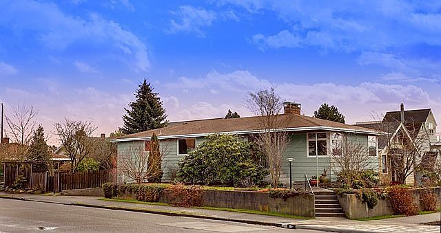 Corner lot with big windows