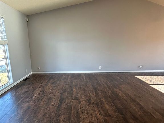 3rd image of 817 Lake Vista Dr