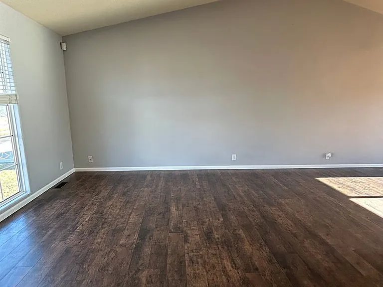817 Lake Vista Dr — Photo 3
