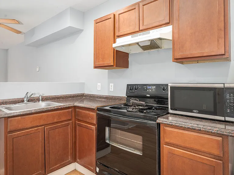 1562 N Woodyear St — Photo 8
