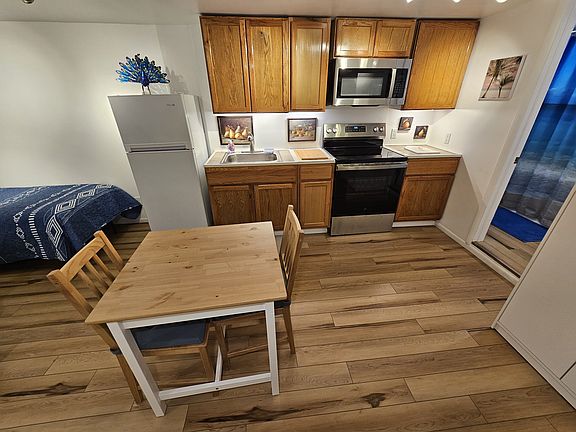 EXPANDABLE DINING TABLE WITH EXTRA CHAIRS