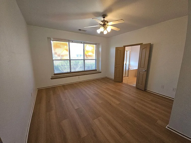 10945 Hawks Landing Rd — Photo 11