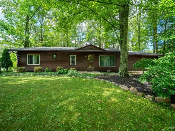 8376 Cobblestone Ct, Eden, NY 14057