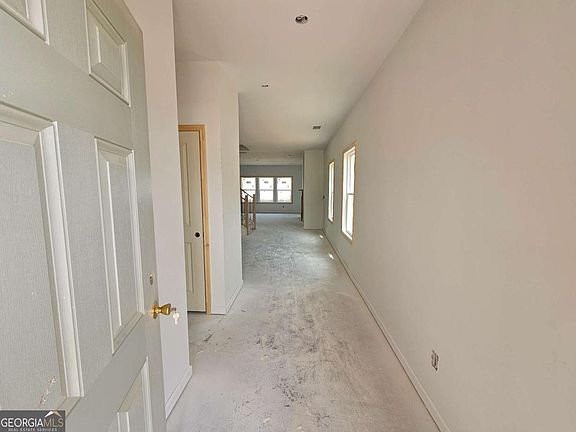3rd image of 30 Silverleaf Trl