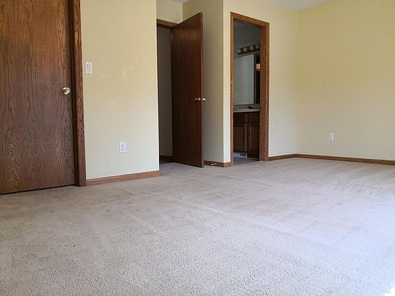 main bedroom+walk-in closet