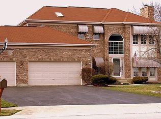 526 Spruce Ln, Lisle, IL 60532