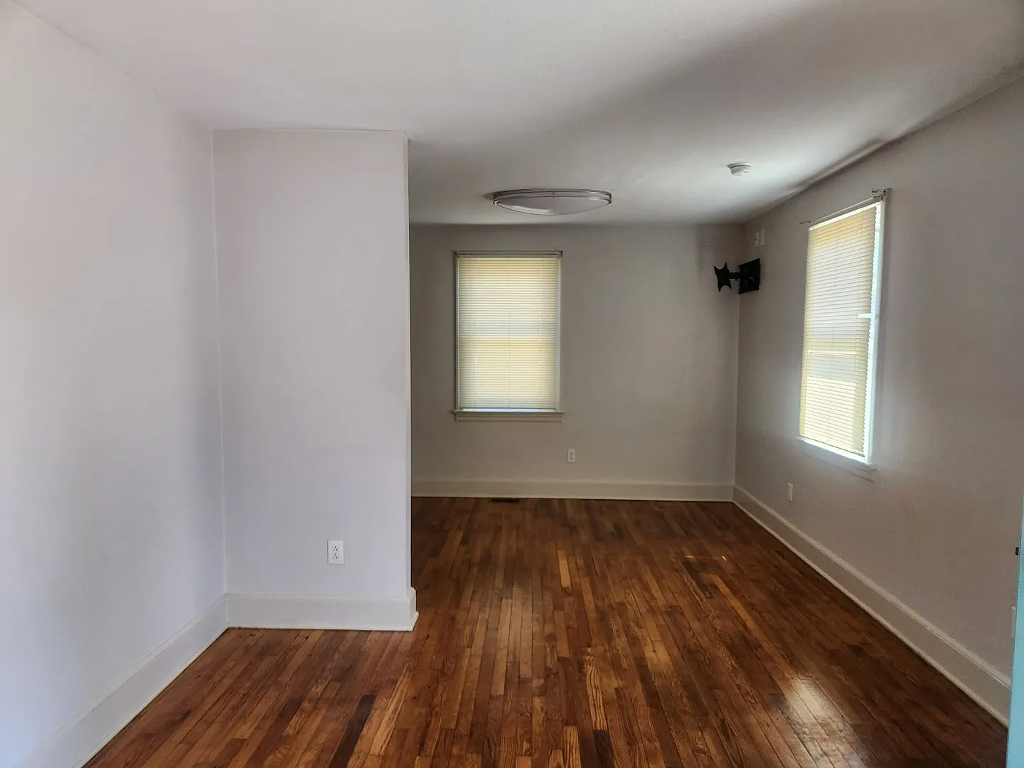 Lovely 2 Bedroom Bath — Photo 4