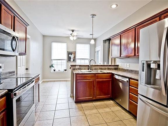3rd image of 6 Bedford Ln