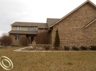 1952 Fieldcrest Ct, Rochester Hills, MI 48307