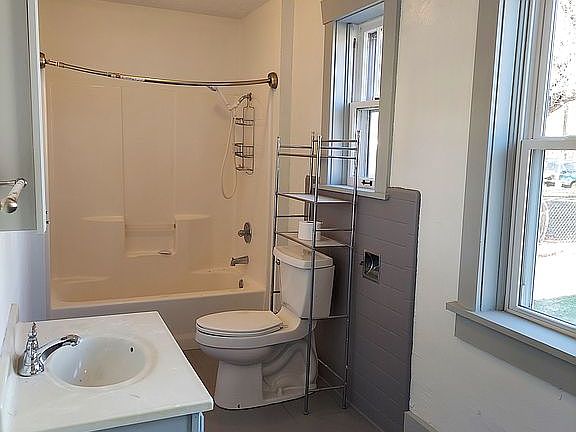 Main floor large bathroom