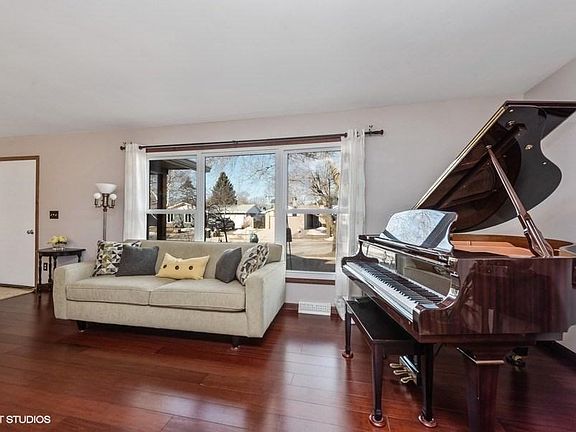 03_2635CollegeSt_165_LivingRoom_LowRes