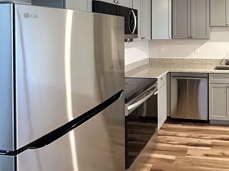 376 Colchester Ave — Photo 5