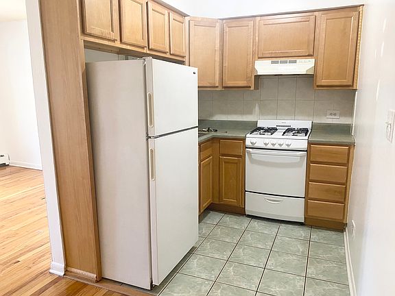 3rd image of 3161 N Cambridge Ave APT 310