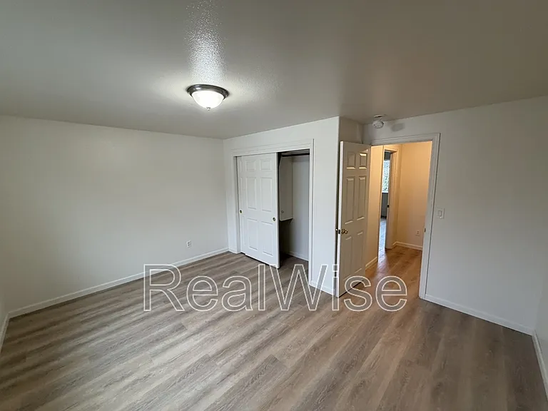 241 NE School St — Photo 11