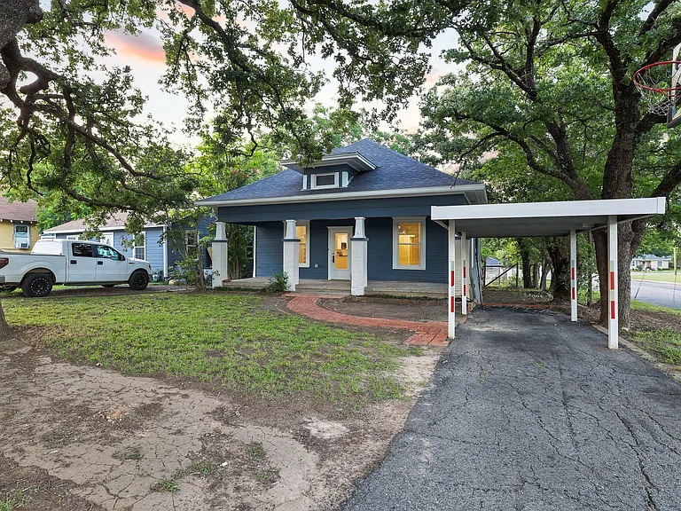 431 E Hull St — Photo 2