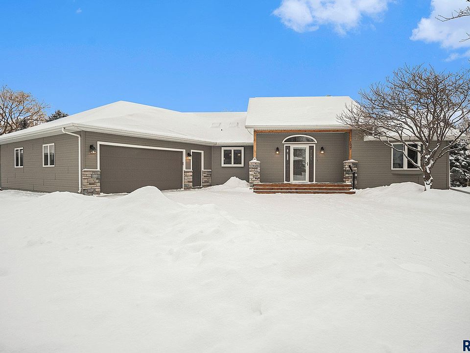 1st image of 1027 Twin Oaks Dr