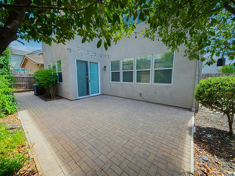 1501 Peony Ln — Photo 4